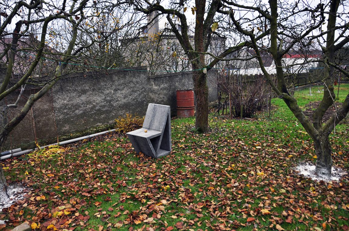 Židle v sadu .