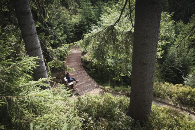 Lávka přes Hlubokou strouhu .